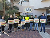 תלמידי "בני ארזים" משמחים קשישים לקראת החנוכה