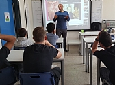 הרצאה של קצין צה"ל בבית ספר ארזים ביום ההוקרה לפצועי צה"ל ונפגעי פעולות האיבה