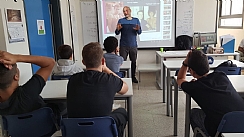 הרצאה של קצין צה"ל בבית ספר ארזים ביום ההוקרה לפצועי צה"ל ונפגעי פעולות האיבה