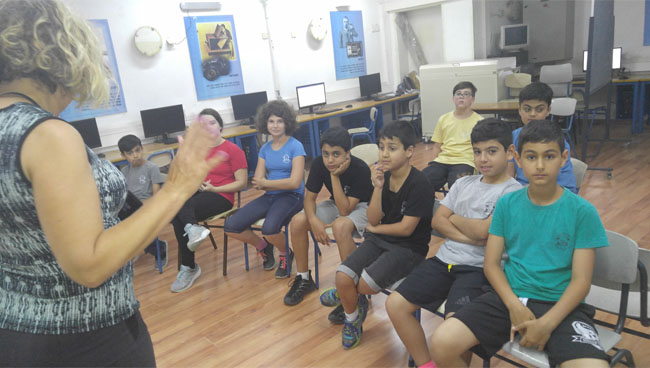 נבחרת מנהיגוטק בבי"ס נווה עו"ז עם המורה גילה ארז