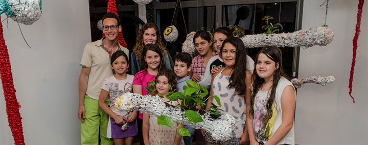 פתיחת תערוכה של ילדי בית ספר ידלין עם האמן גיל יפמן