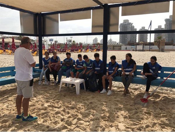 תלמידי "חופית" מגני החוף והים בפעילות עם אלי שוורצברג, מנהל אגף חופים ואגמים