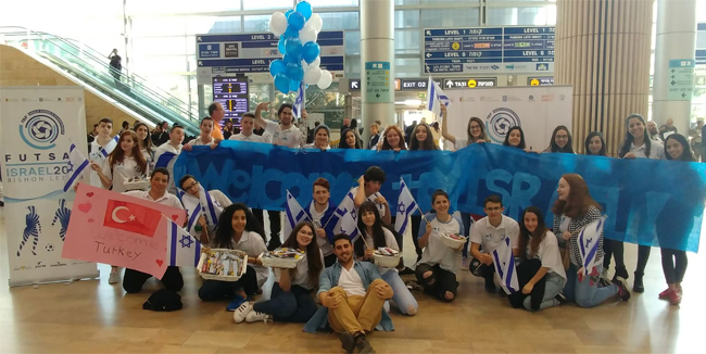 מקבלים את פניהם של חברי המשלחות והשחקנים, נתב"ג