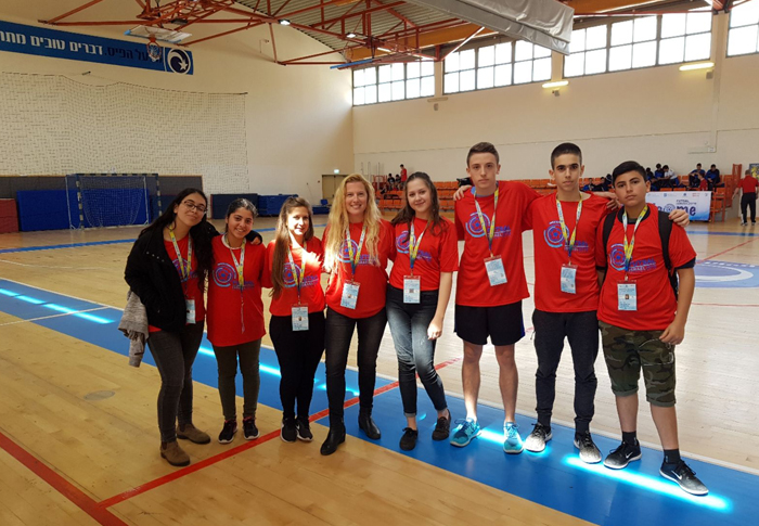 תלמידי תיכון רביבים מקיף ז` עם דניאלה אלון, רכזת חינוך גופני בביה"ס