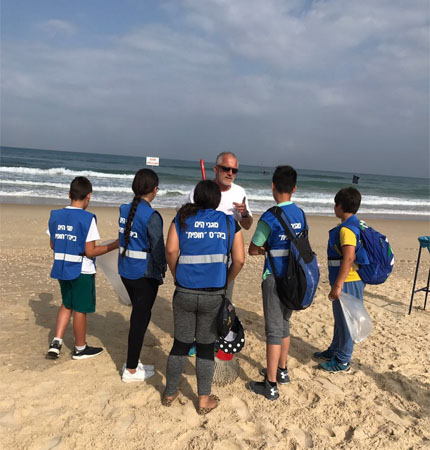 תלמידי "חופית" בפעילות עם אלי שוורצברג, מנהל אגף חופים ואגמים