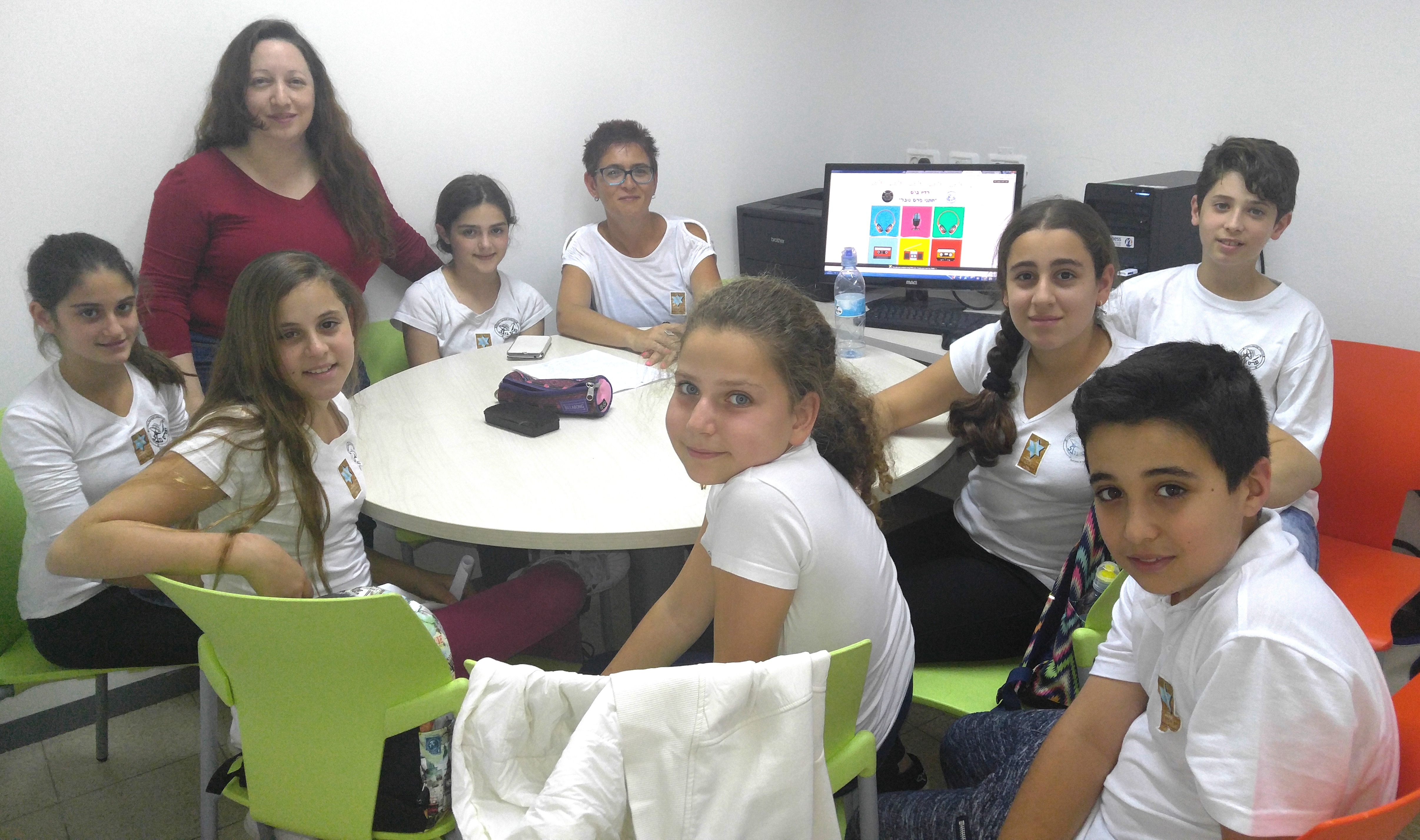 חברי מנהיגוטק עם טניה לוין, רכזת הנבחרת ונירית האן, מנהלת התכנית. ברקע אתר הרדיו