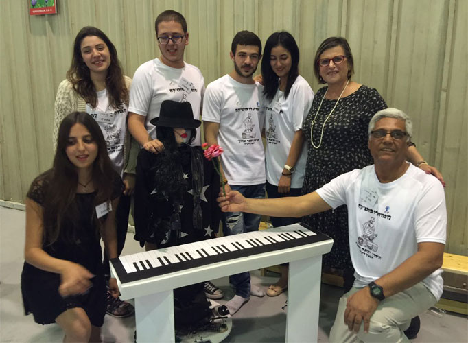 קבוצת נגינה על פסנתר מתיכון יגאל אלון מקיף ו`