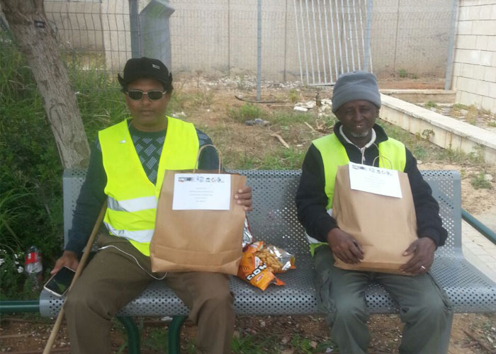 תלמידי כיתות ד` מביה"ס ידלין מעניקים משלוחי מנות לעובדי הניקיון