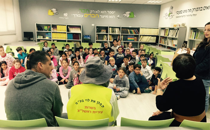 תלמידי כיתות ד` מביה"ס ידלין מעניקים משלוחי מנות לעובדי הניקיון