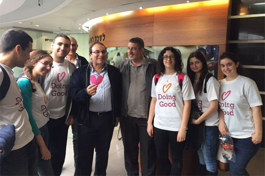 תלמידי כיתה י"א 7 ממקיף ט` מחלקים שוקולד וברכות לעובדי עיריית ראשון לציון