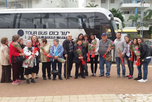 חברי מועדון "עמך" לניצולי שואה מתארחים במקיף ט` ומתקבלים בפרחים ע"י התלמידים