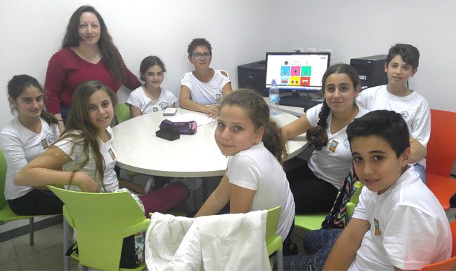 חברי מנהיגוטק עם טניה לוין, רכזת הנבחרת ונירית האן, מנהלת התכנית. ברקע אתר הרדיו